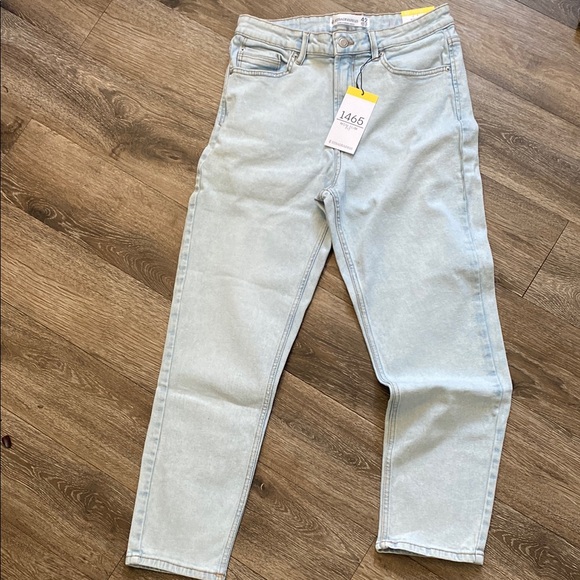 New Woman’s  ASOS STRADIVARIUS light wash Mom Slim Fit Jeans Size 10 Rodeo - Picture 1 of 14